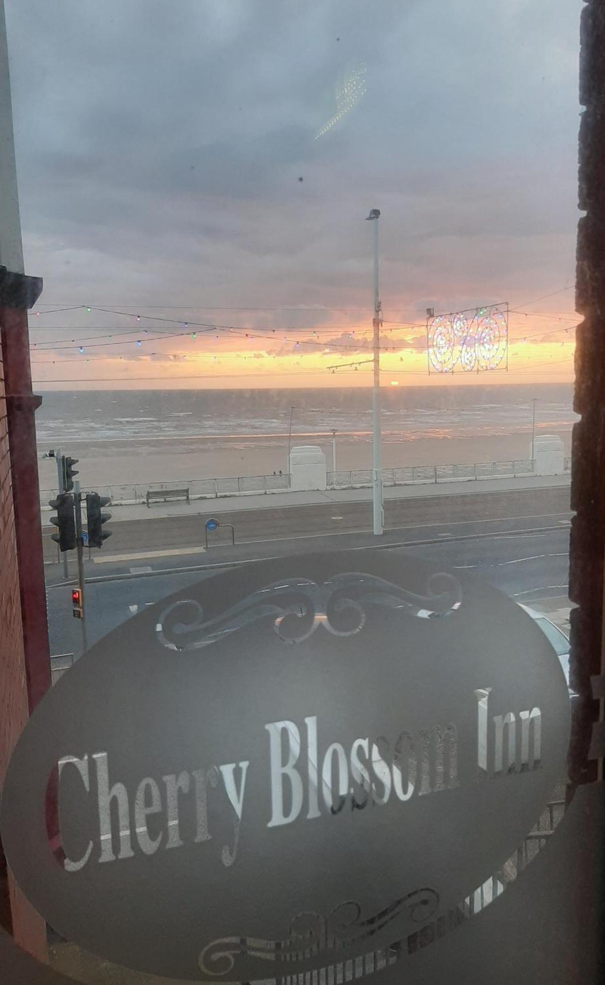 Cherry Blossom Inn Blackpool Bagian luar foto