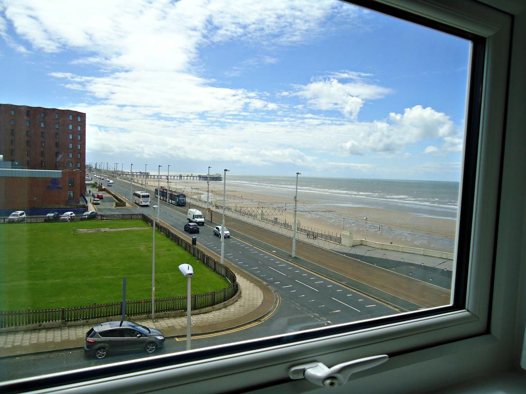 Cherry Blossom Inn Blackpool Bagian luar foto