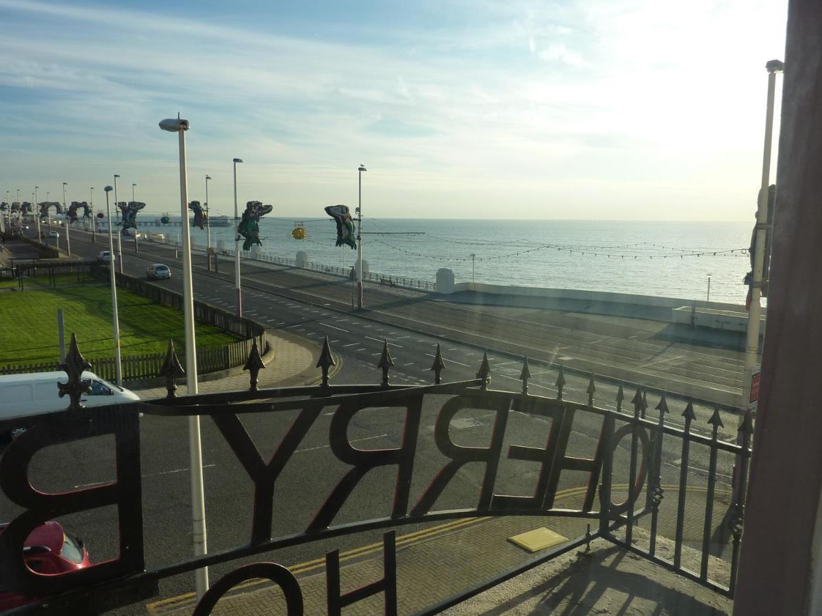 Cherry Blossom Inn Blackpool Bagian luar foto